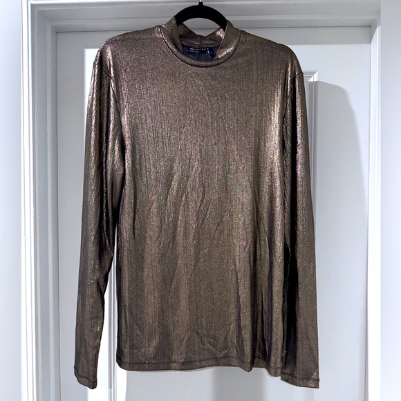 ASOS DESIGN long sleeve high neck T-shirt in gold metallic - Picture 1 of 6